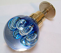 bouton de porte simple Ile de Brhat. Bulles de fleur bleu - Monture dore.